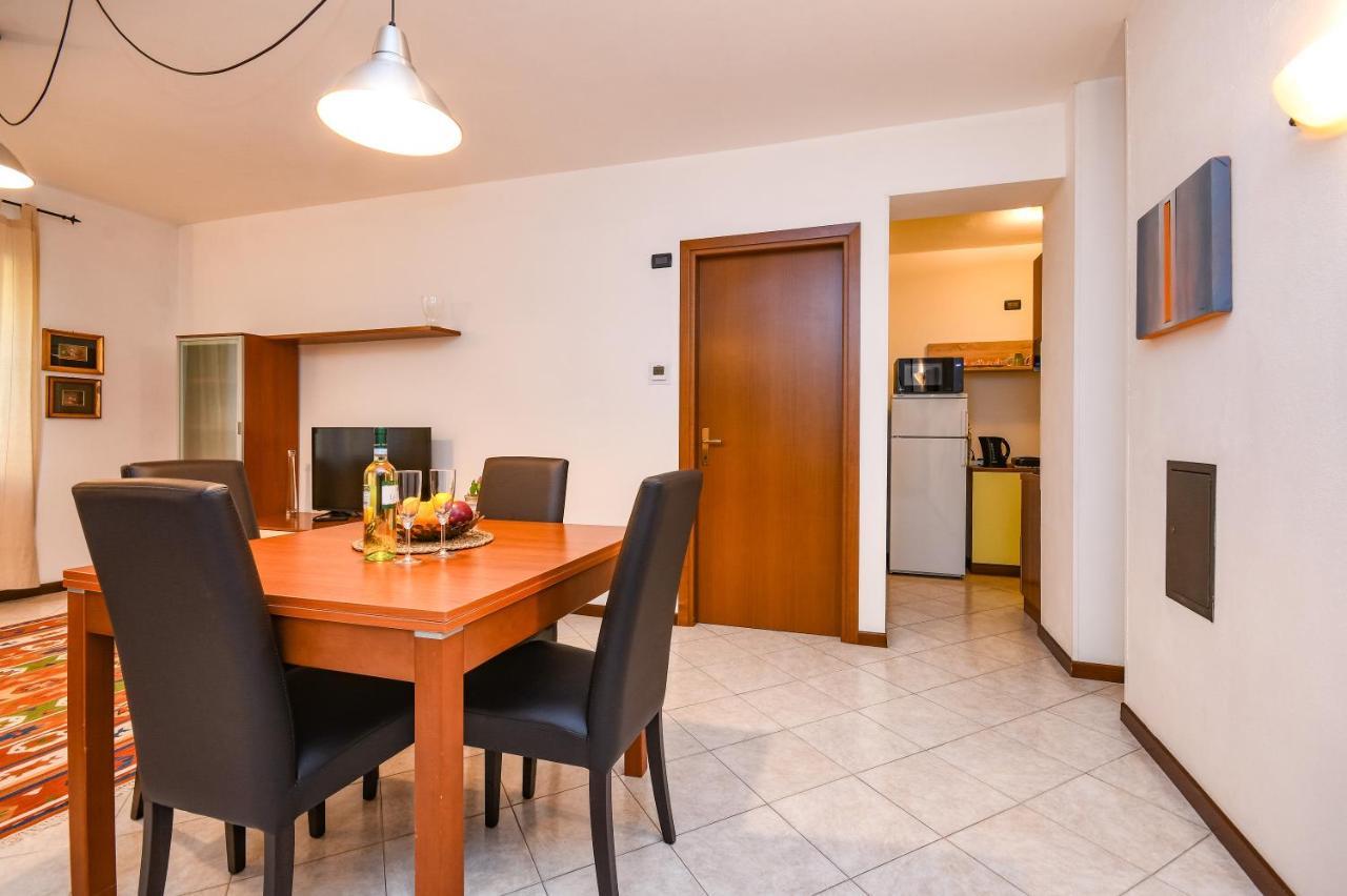 Desenzanoloft Yellow Apartment Desenzano del Garda Bagian luar foto